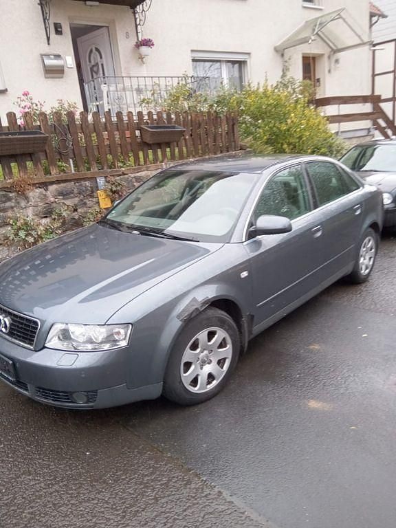 Grau Gebraucht 2001 Audi A4 Limousine | 2.300 € (Fairer Preis) - Bild 1/4