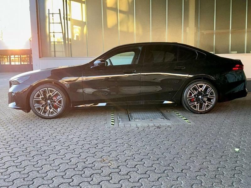 Neu BMW i5 M Sport 250 kW (340 PS) 2025 Black sapphire metallic Limousine