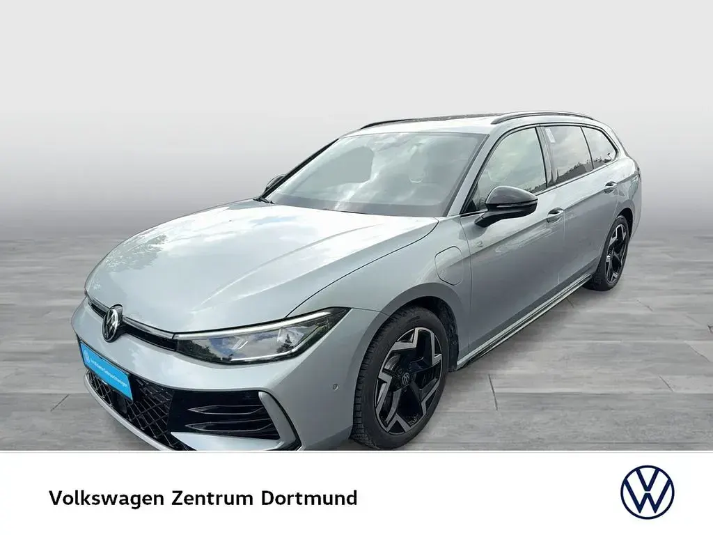 Gebraucht VW Passat R-line 272 PS (200 kW) 2025 Oyster silver metallic Kombi