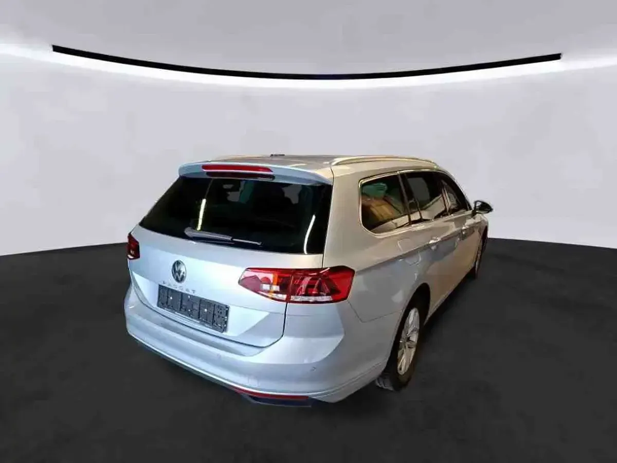Gebraucht VW Passat 150 PS (110 kW) 2023 Silber Kombi
