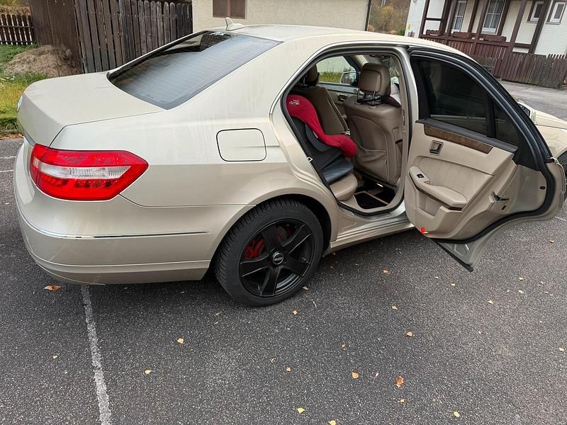 Gebraucht Mercedes E200 136 PS (100 kW) 2010 Andere farben Limousine