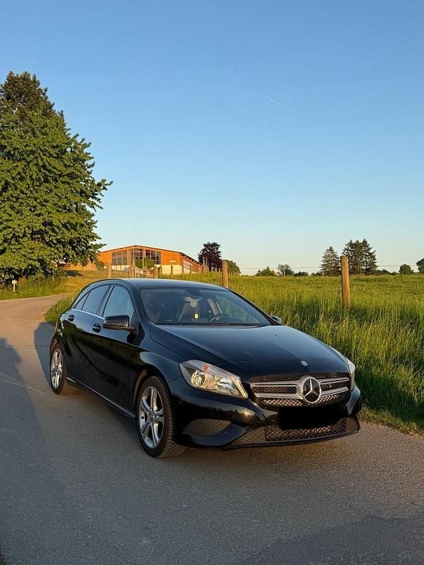 Schwarz Gebraucht 2015 Mercedes A180 Kleinwagen | 8.399 € (Guter Preis) - Bild 1/4