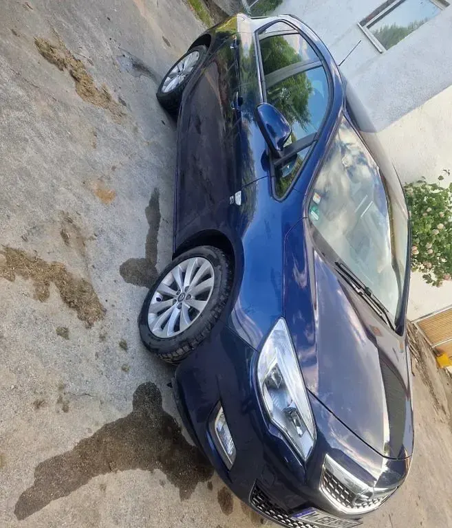 Gebraucht Opel Astra 140 PS (102 kW) 2012 Blau Limousine