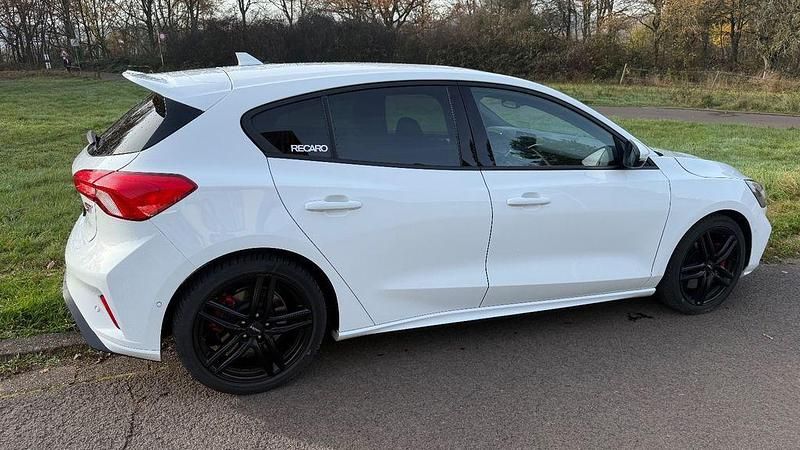 Weiß Gebraucht 2019 Ford Focus ST Coupé | 19.600 € (Etwas zu teuer) - Bild 1/4