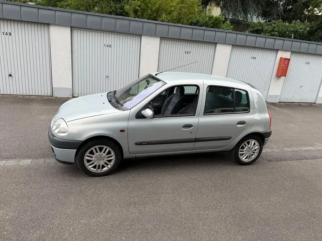 Gebraucht Renault Clio 75 PS (55 kW) 2000 Silber Limousine