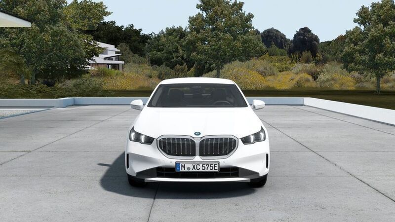 Gebraucht BMW 550e Sport Line 489 PS (359 kW) 2024 Alpinwe uni Limousine