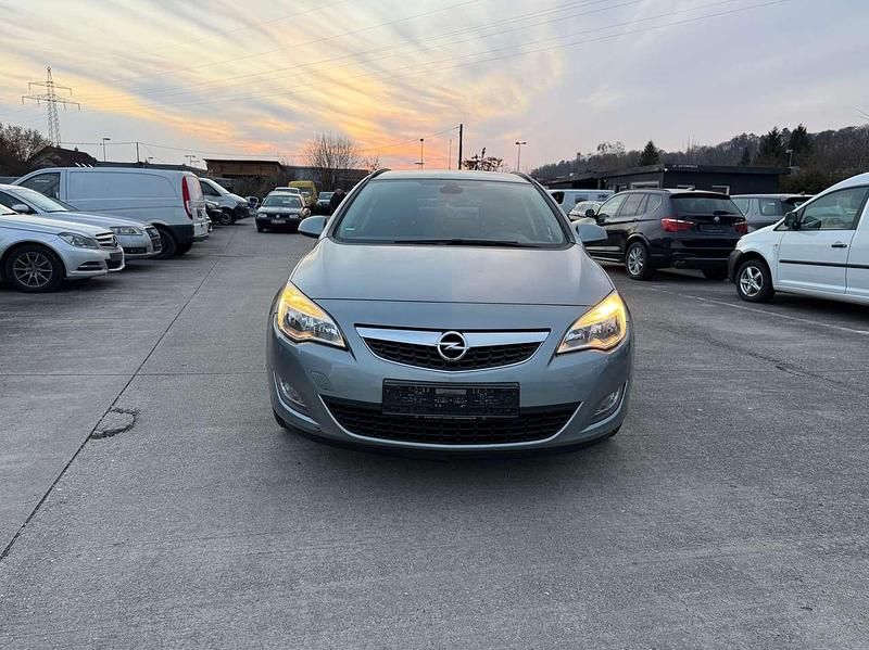 Gebraucht Opel Astra Edition 110 PS (80 kW) 2011 Silbersee/perl silber (m2) Kombi