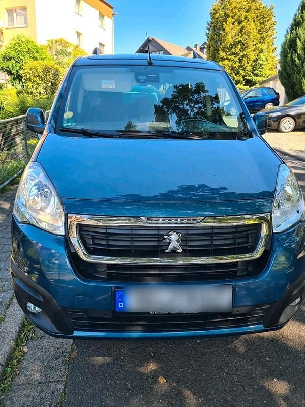 Blau Gebraucht 2017 Peugeot Partner Tepee Van / Kleinbus | 10.500 € (Fairer Preis) - Bild 1/4