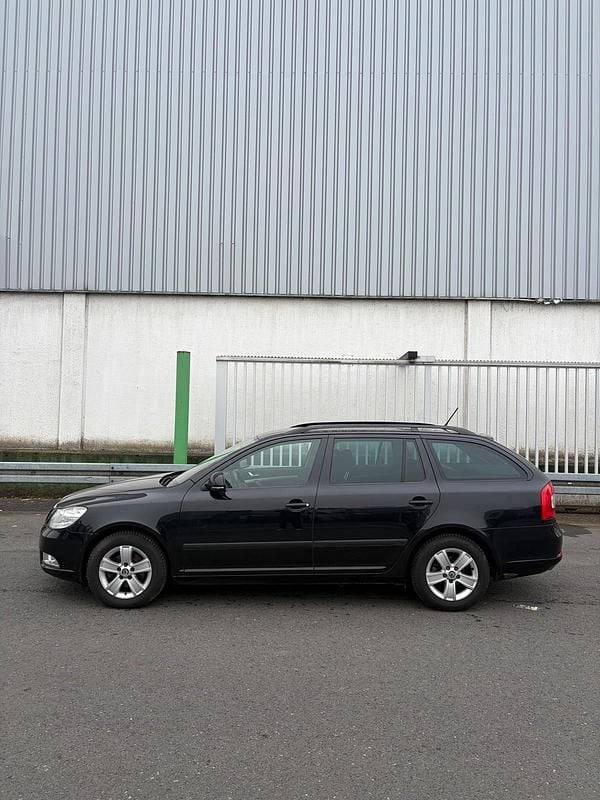 Second-hand Skoda Octavia 105 CP (77 kW) 2012 Negru Break