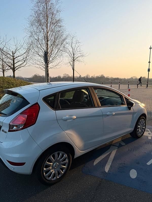 Gebraucht Ford Fiesta Trend 82 PS (60 kW) 2013 Weiß Kleinwagen
