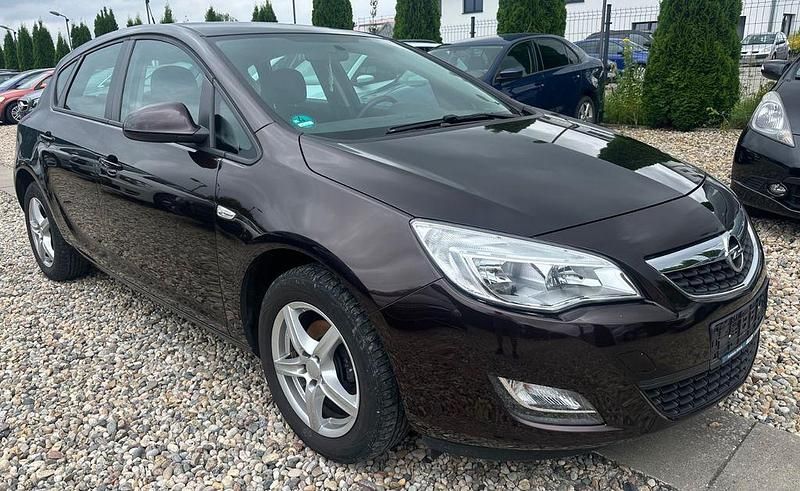 Braun Gebraucht 2013 Opel Astra Limousine | 3.990 € (Guter Preis) - Bild 1/4