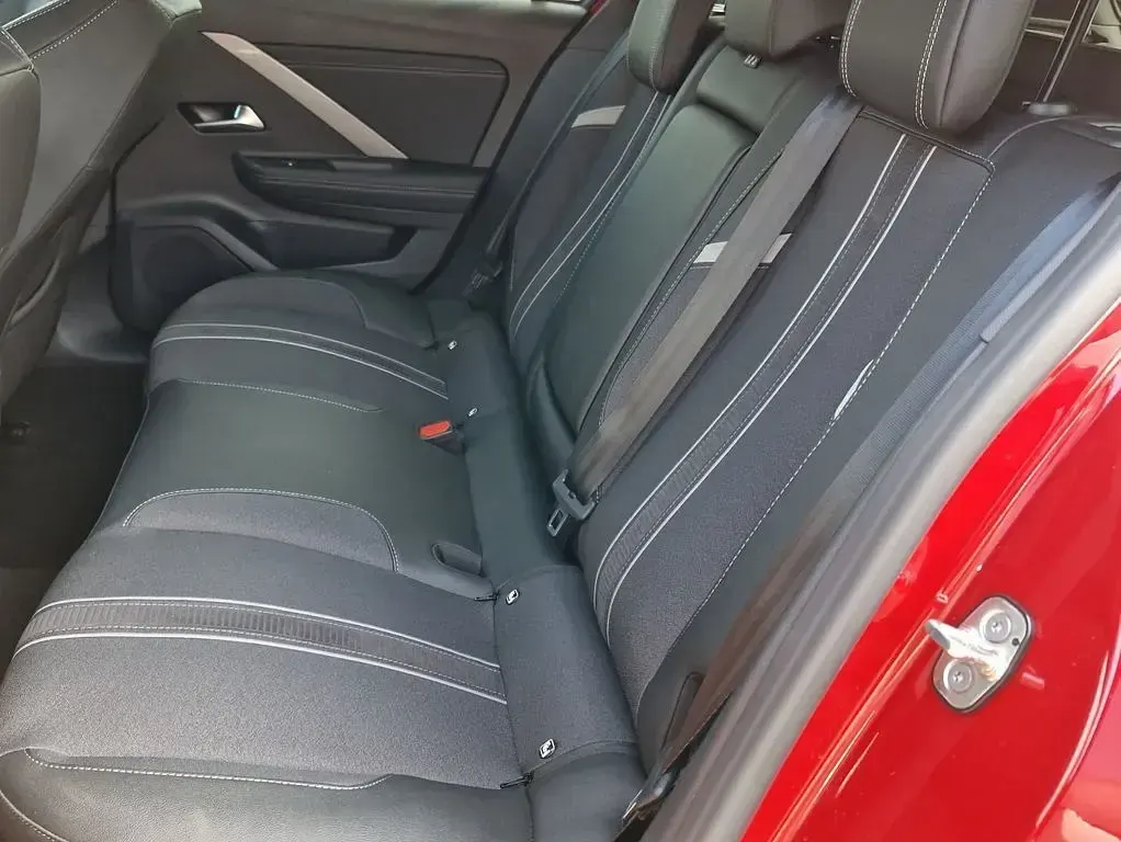 Gebraucht Opel Astra 179 PS (131 kW) 2023 Rot metallic Kleinwagen