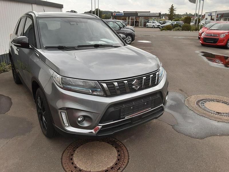 Grau Gebraucht 2020 Suzuki Vitara Comfort+ SUV | 19.990 € (Etwas zu teuer) - Bild 1/4