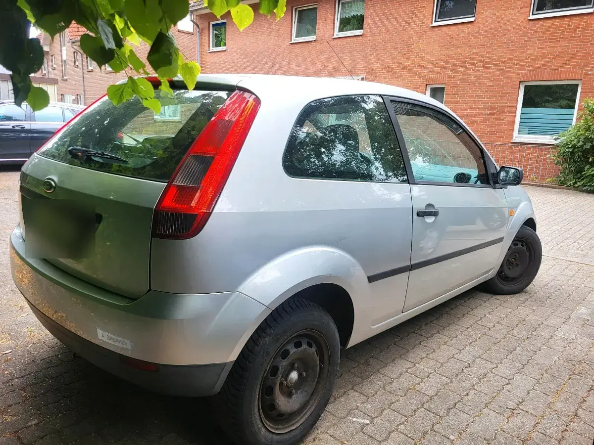 Gebraucht Ford Fiesta 60 PS (44 kW) 2002 Silber Kleinwagen