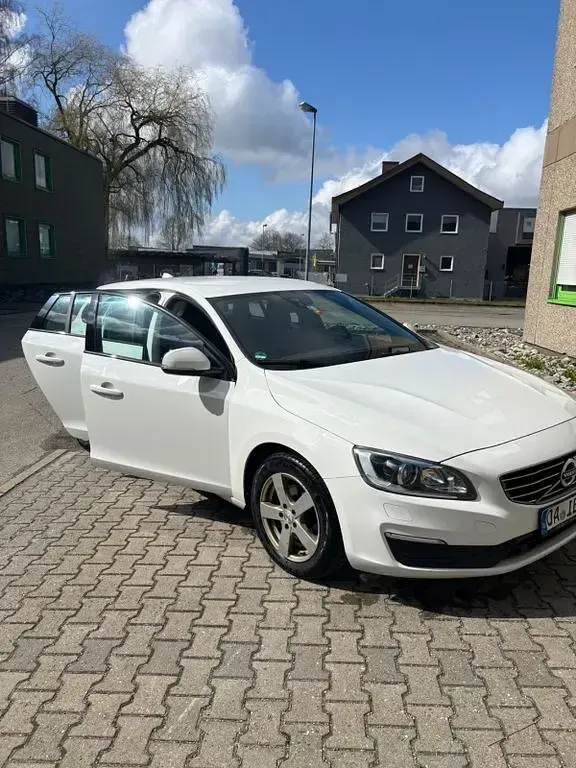 Gebraucht Volvo V60 Linje Svart 150 PS (110 kW) 2018 Weiß Kombi