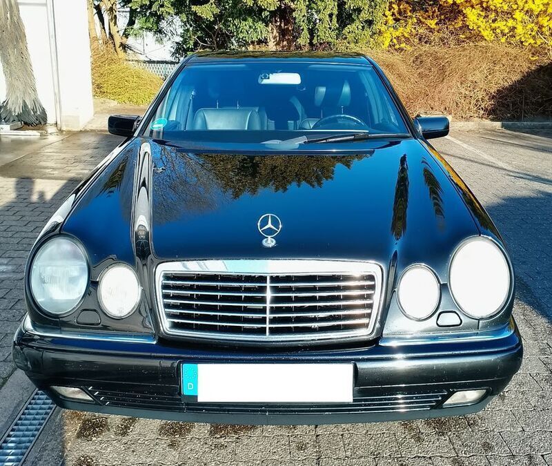 Schwarz Gebraucht 1998 Mercedes E320 Avantgarde Limousine | 2.990 € (Guter Preis) - Bild 1/4