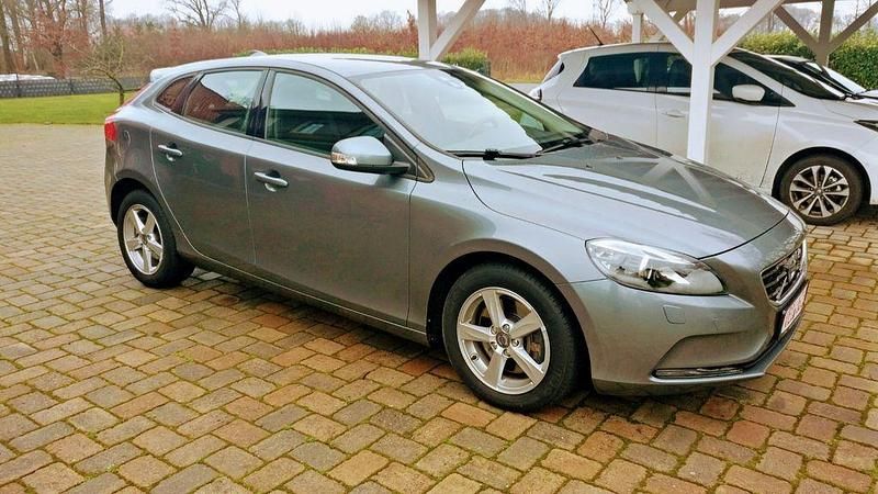 Grau Gebraucht 2015 Volvo V40 Limousine | 8.900 € (Fairer Preis) - Bild 1/4