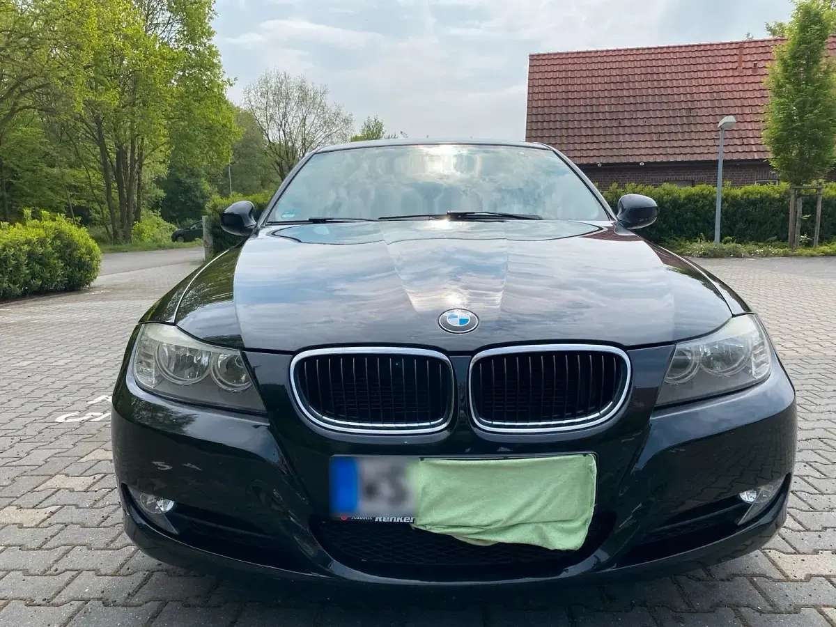 Gebraucht BMW 320 184 PS (135 kW) 2011 Schwarz Kombi