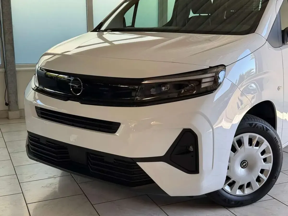 Neu Opel Combo Life Edition 131 PS (96 kW) 2026 Lackierung weiss icy/typ ausse Van / Kleinbus