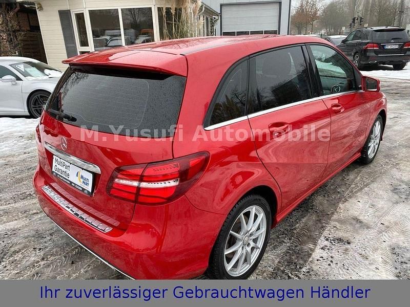 Gebraucht Mercedes B220 177 PS (130 kW) 2016 Rot Van / Kleinbus