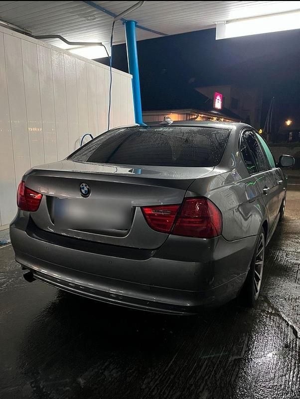 Gebraucht BMW 318 143 PS (105 kW) 2010 Silber Limousine