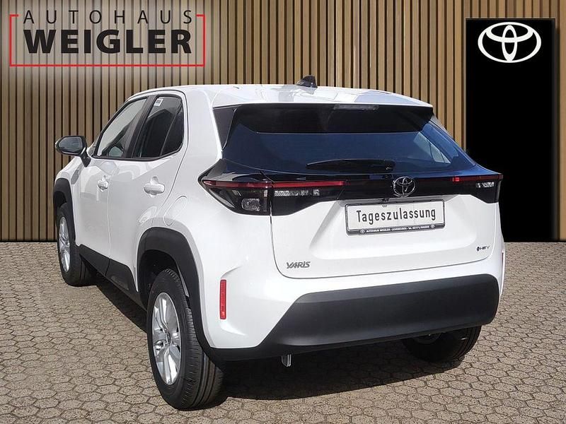 Neu Toyota Yaris Cross Comfort 92 PS (67 kW) 2025 Schneeweiss SUV