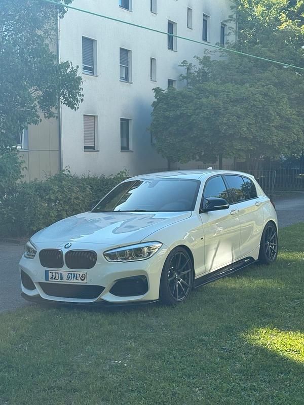Weiß Gebraucht 2016 BMW M140 M Sport Limousine | 29.500 € (Fairer Preis) - Bild 1/4