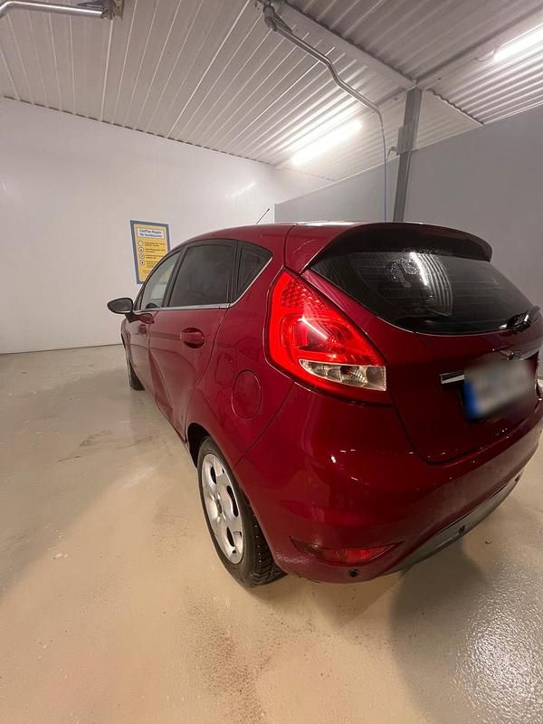 Gebraucht Ford Fiesta 96 PS (70 kW) 2009 Rot Kleinwagen