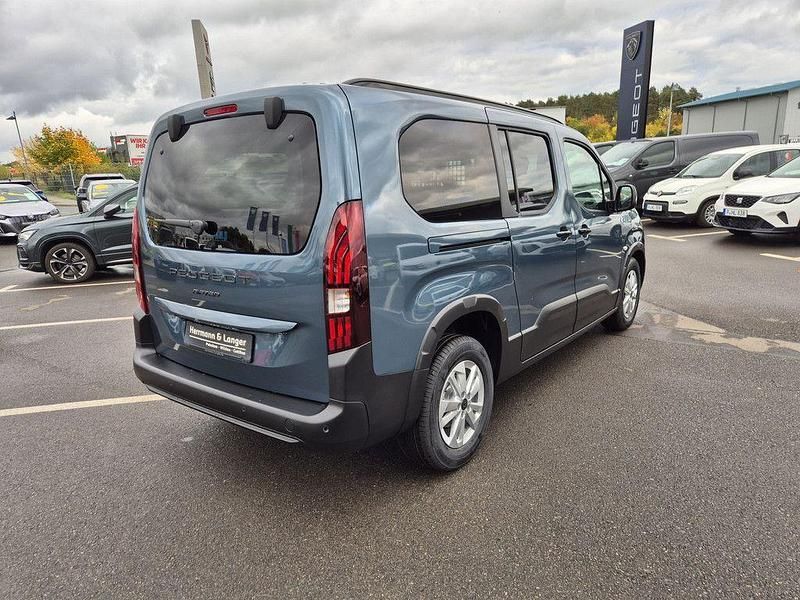 Neu Peugeot Rifter Allure 131 PS (96 kW) 2025 Blau Van / Kleinbus