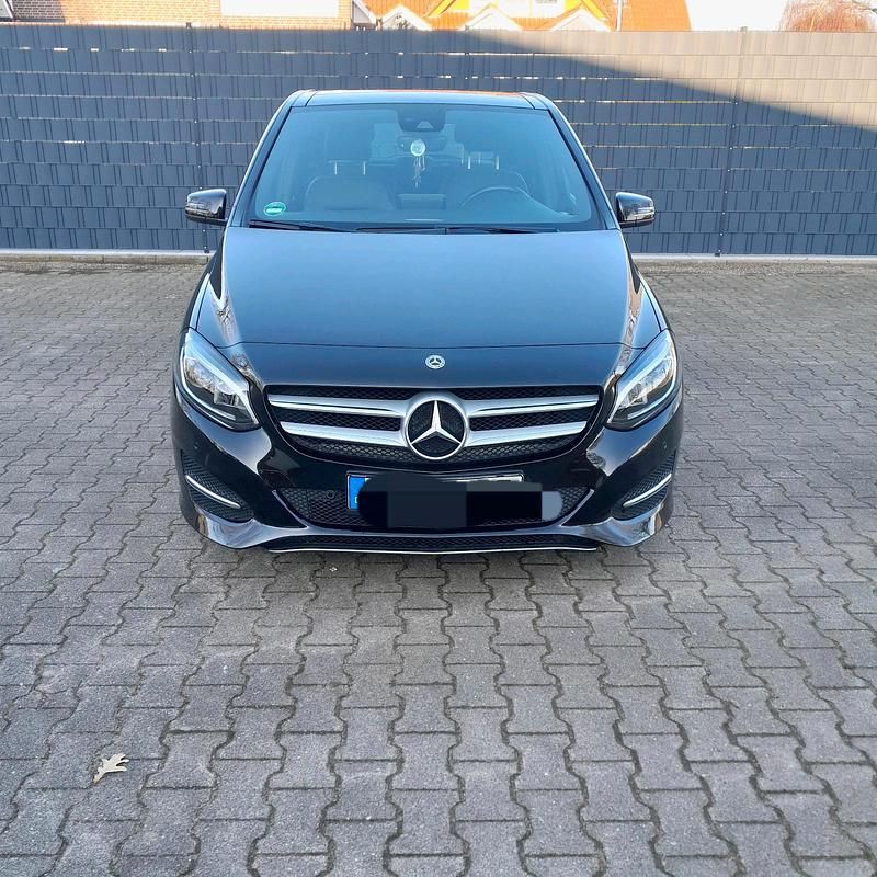 Schwarz Gebraucht 2018 Mercedes B200 Van / Kleinbus | 8.850 € (Guter Preis) - Bild 1/4