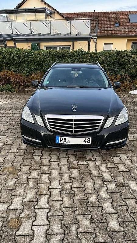 Schwarz Gebraucht 2010 Mercedes E220 Avantgarde Kombi | 8.100 € (Fairer Preis) - Bild 1/4