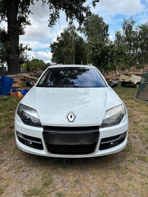 Weiß Gebraucht 2013 Renault Laguna III Bose Edition Kombi | 3.000 € (Etwas zu teuer) - Bild 1/4