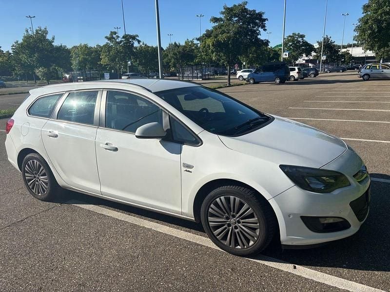 Gebraucht Opel Astra Selection 140 PS (102 kW) 2014 Weiß Kombi