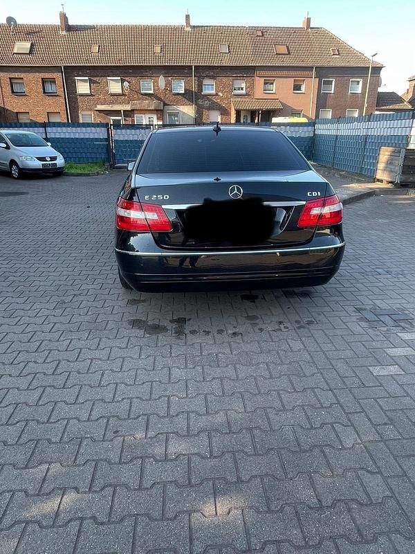 Gebraucht Mercedes E250 204 PS (150 kW) 2011 Schwarz Limousine
