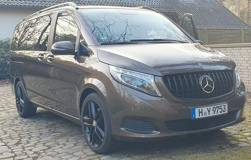 Braun Gebraucht 2017 Mercedes V220 Edition Van / Kleinbus | 31.500 € (Guter Preis) - Bild 1/4