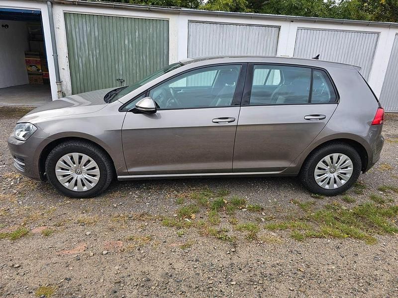 Grau Gebraucht 2015 VW Golf VII Comfortline Limousine | 8.300 € (Guter Preis) - Bild 1/4