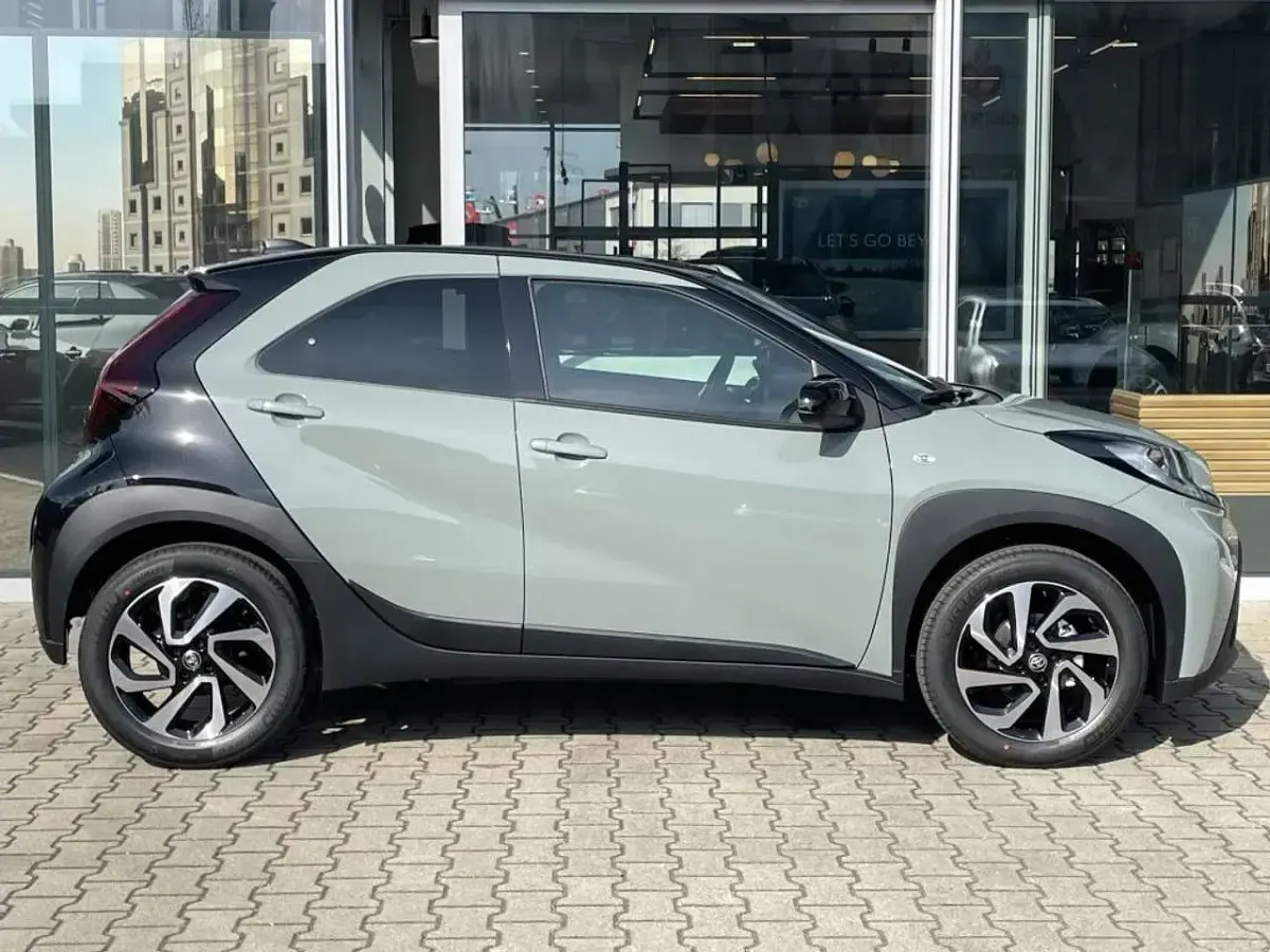 Neu Toyota Aygo X Design 72 PS (52 kW) 2026 Urban khaki, dach mysticschwar SUV