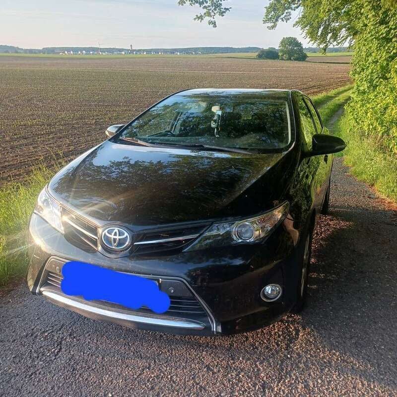 Schwarz Gebraucht 2014 Toyota Auris Hybrid Life+ Kleinwagen | 9.750 € (Guter Preis) - Bild 1/4