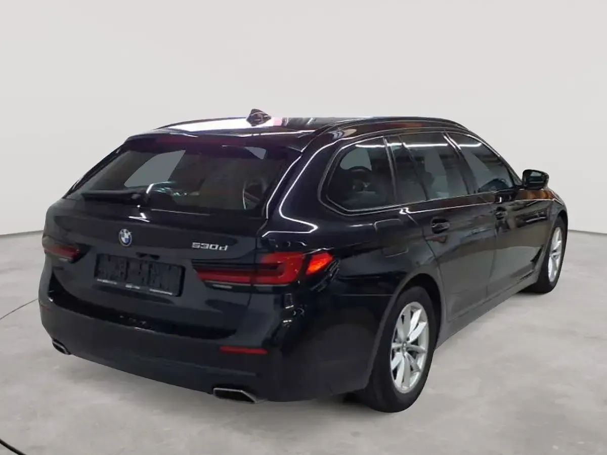 Gebraucht BMW 530 Sport Line 286 PS (210 kW) 2023 Saphirschwarz metallic Kombi