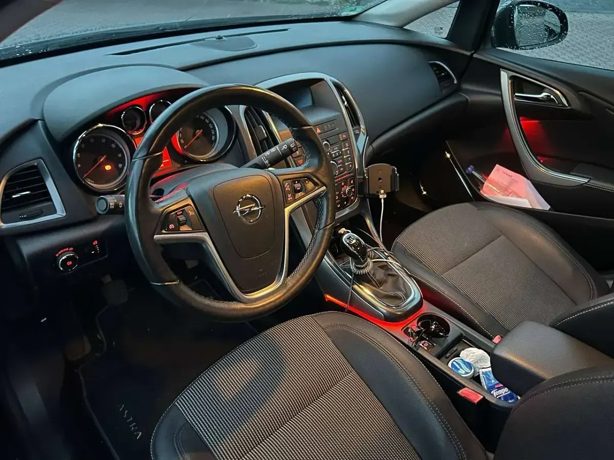 Gebraucht Opel Astra Innovation 140 PS (102 kW) 2011 Grau Limousine