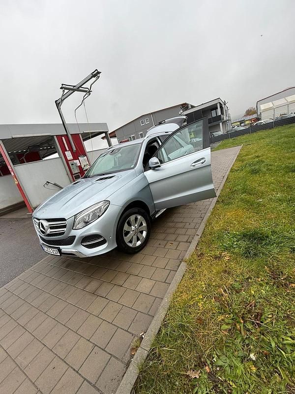 Silber Gebraucht 2016 Mercedes GLE250 SUV | 25.400 € (Fairer Preis) - Bild 1/4