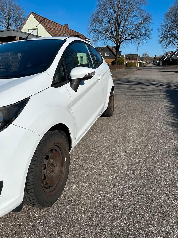 Gebraucht Ford Fiesta 60 PS (44 kW) 2013 Weiß Kleinwagen