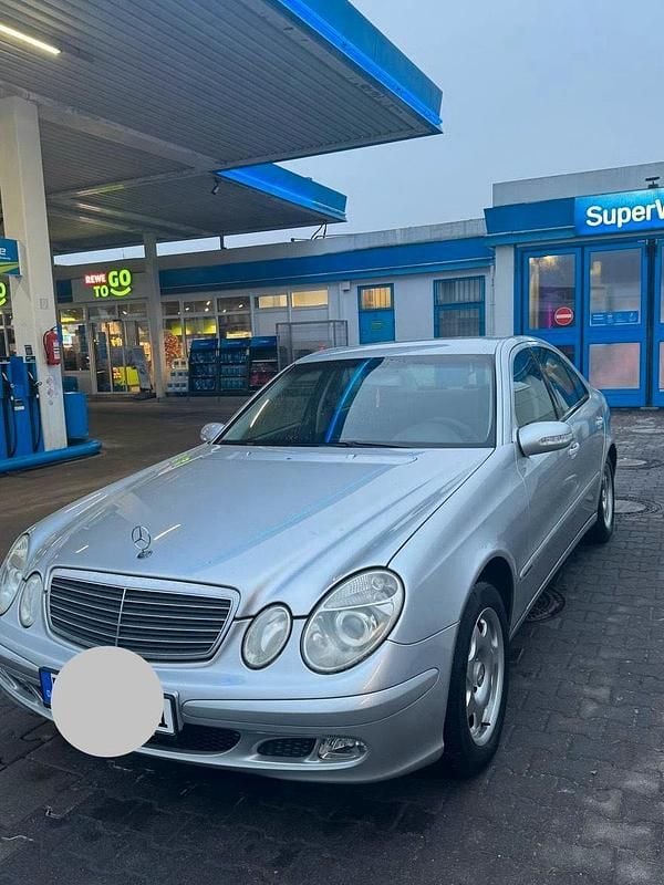 Grau Gebraucht 2003 Mercedes E220 Limousine | 3.400 € - Bild 1/4