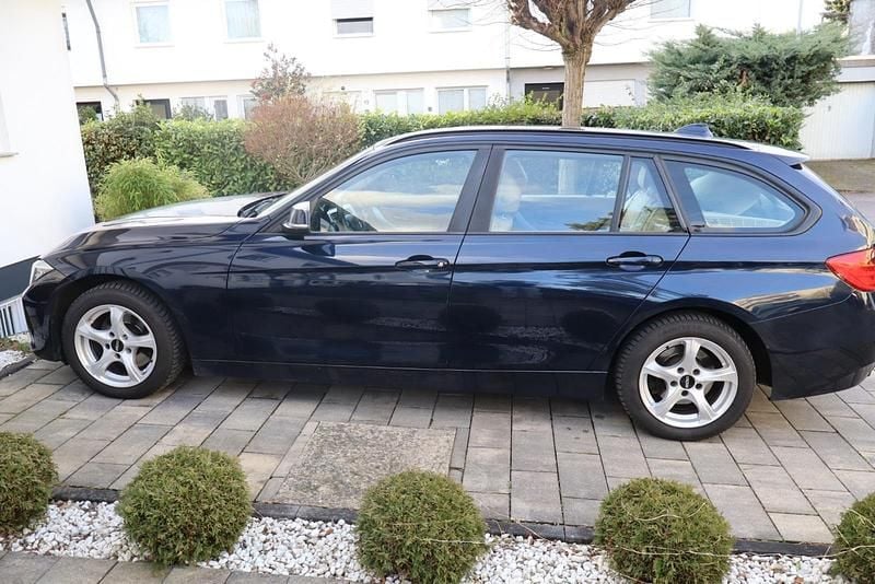 Blau Gebraucht 2013 BMW 320 Luxury Line Kombi | 6.500 € (Guter Preis) - Bild 1/4