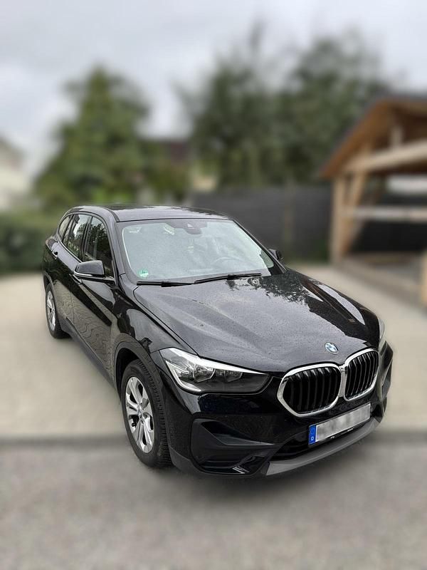Schwarz Gebraucht 2020 BMW X1 Advantage SUV | 24.500 € (Teuer) - Bild 1/4