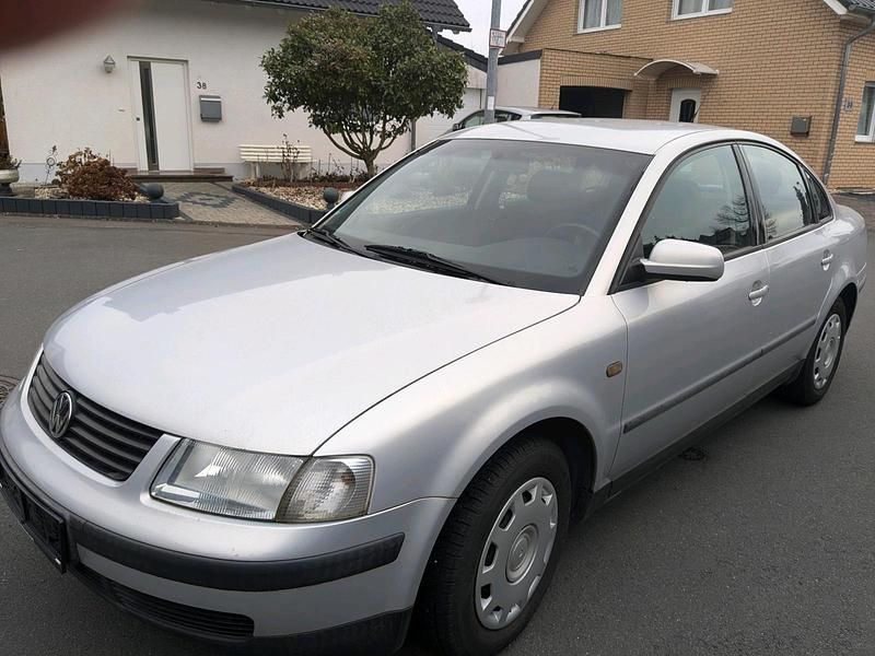 Silber Gebraucht 1998 VW Passat Limousine | 1.000 € (Fairer Preis) - Bild 1/4