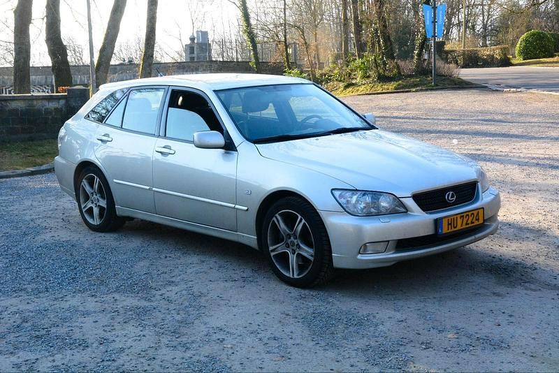 Silber Gebraucht 2025 Lexus IS300 Kombi | 8.500 € - Bild 1/4