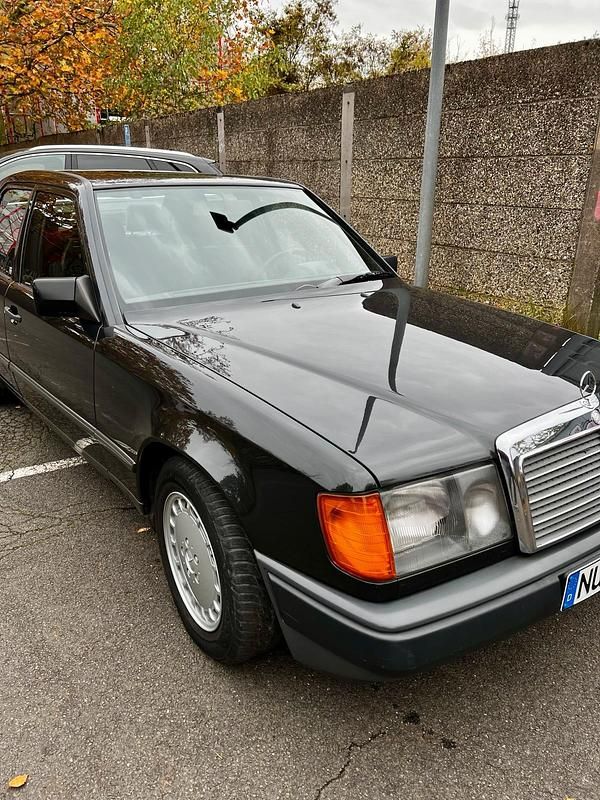 Schwarz Gebraucht 1989 Mercedes E230 Limousine | 11.500 € - Bild 1/4