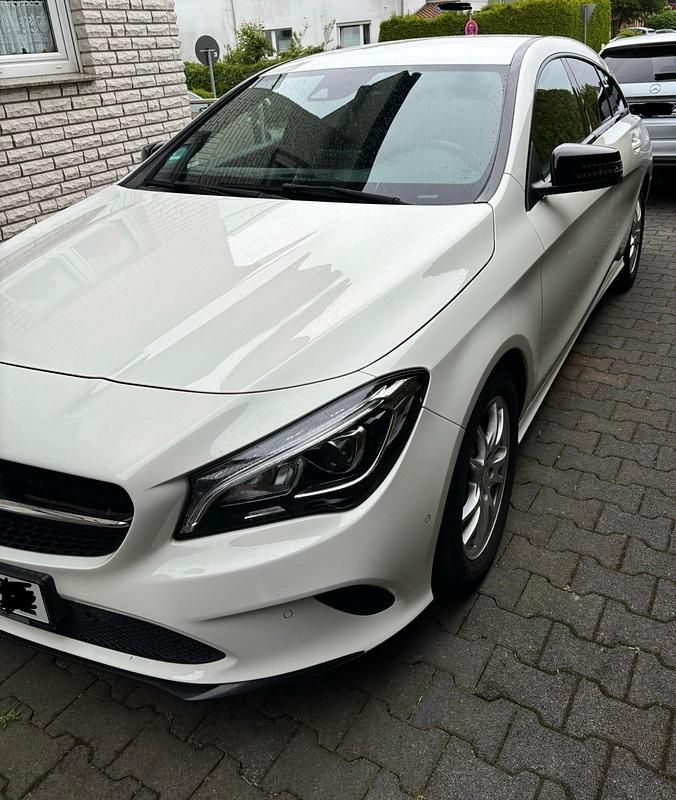 Weiß Gebraucht 2017 Mercedes CLA180 Shooting Brake Kombi | 14.499 € (Fairer Preis) - Bild 1/4