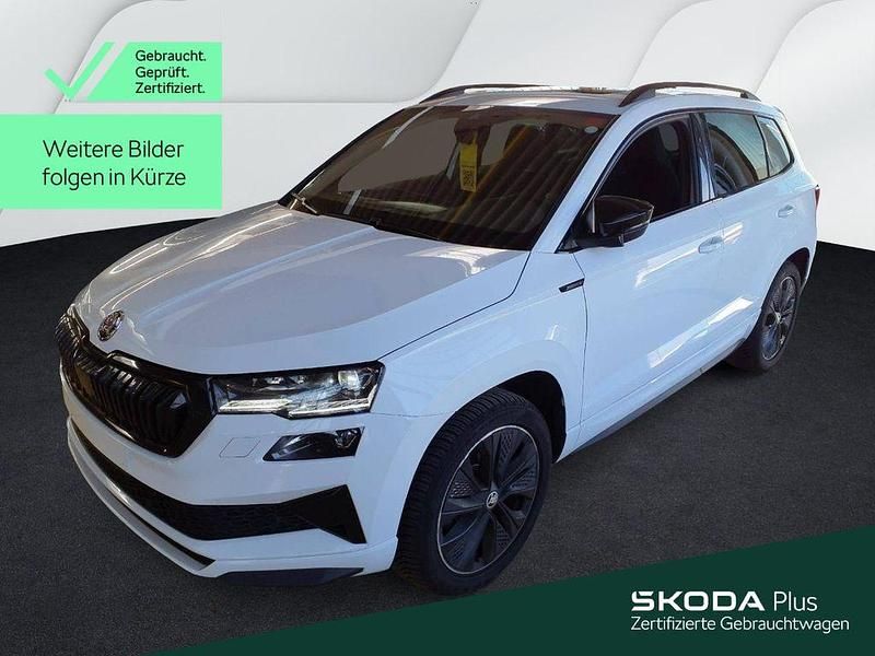 Moonweiß perleffekt Gebraucht 2025 Skoda Karoq SportLine SUV | 38.449 € (Fairer Preis) - Bild 1/4